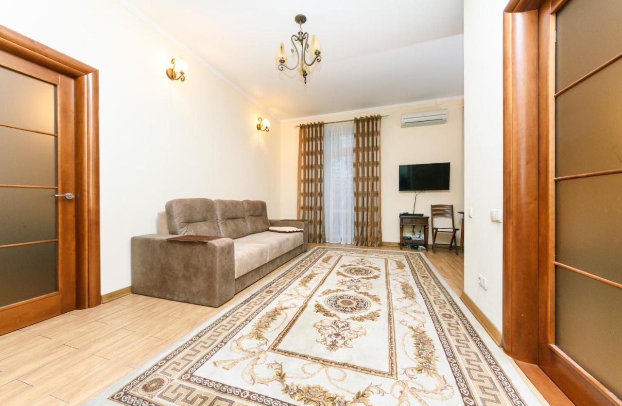 Квартира В Тихом Месте Шумного Мегаполиса Kiev Ngoại thất bức ảnh